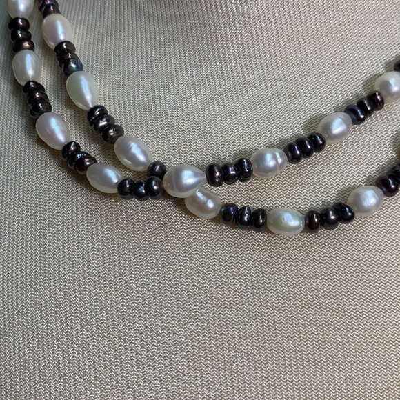 Lovely vintage two toned double strand genuine pearl necklace. - Picture 5 of 17